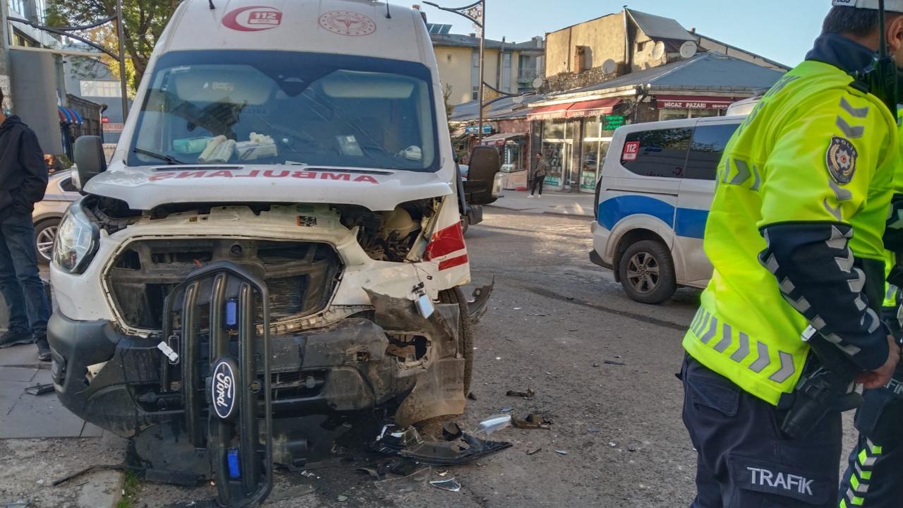 Kars’ta hasta sevkinden dönen ambulans otomobille çarpıştı
