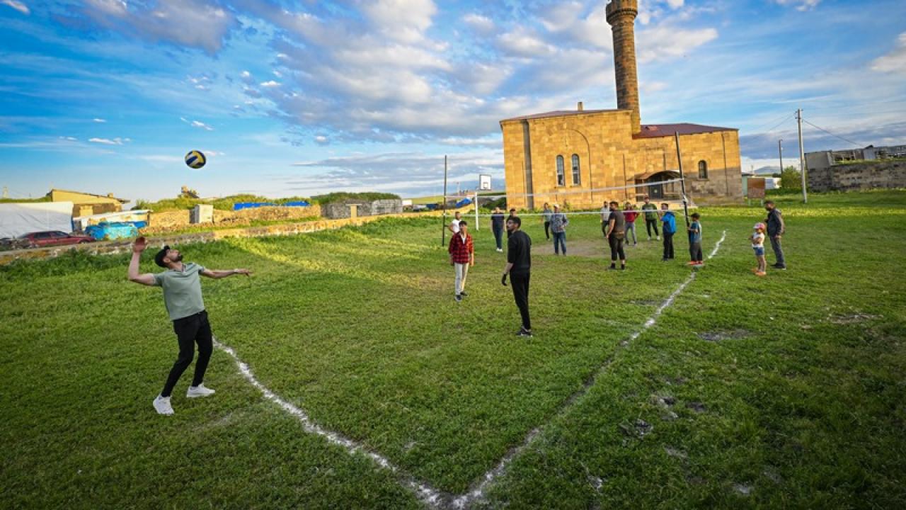 Kars’ta köyde kireçle çizilen sahada dostluk maçları