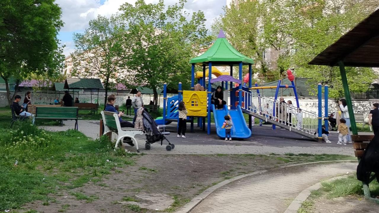 Kars'ta parklar çocuk sesleriyle şenlendi