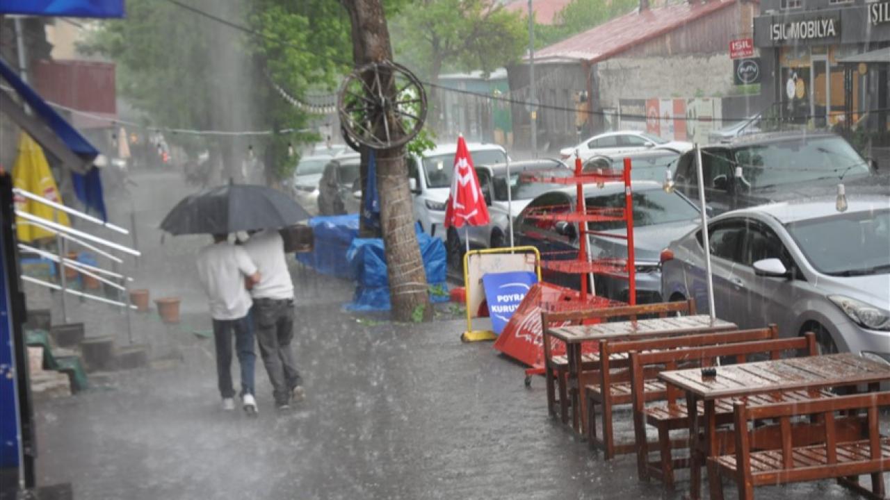 Kars’ta, sağanak yağmur 40 dakika boyunca esaret yaşattı