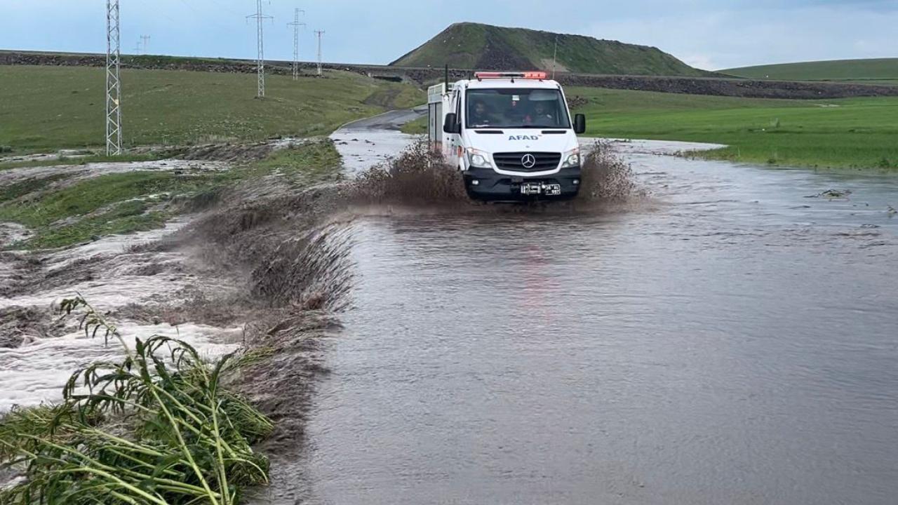 Kars’ta sel: Köy yolu ulaşıma kapandı, ev ve ahırlar zarar gördü