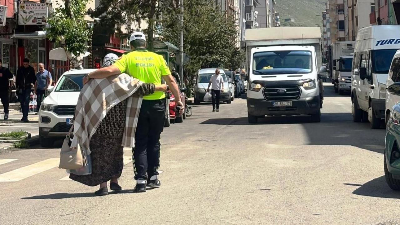 Kars'ta trafik polisi yaşlı kadına şefkat eli uzattı