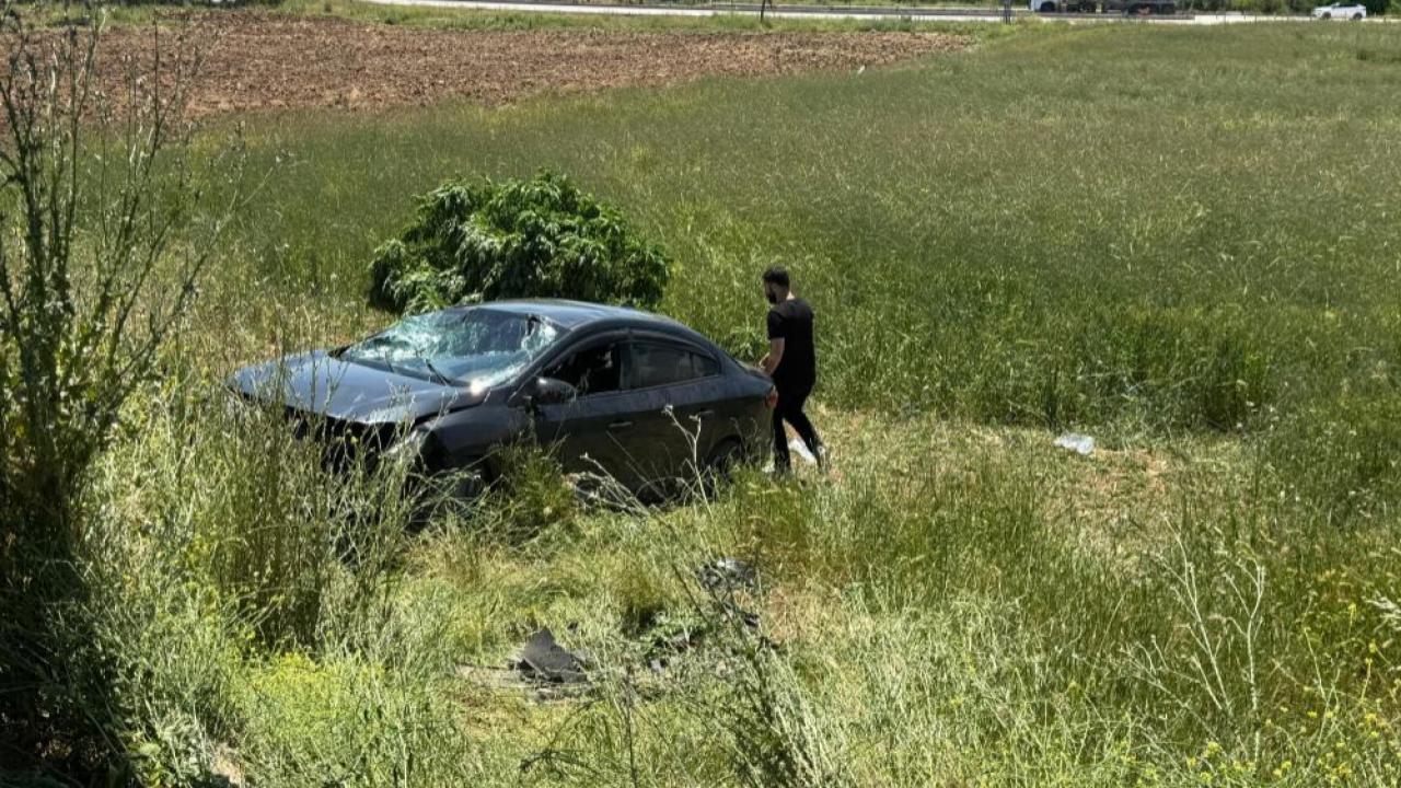 Kontrolden çıkan otomobil tarlaya uçtu