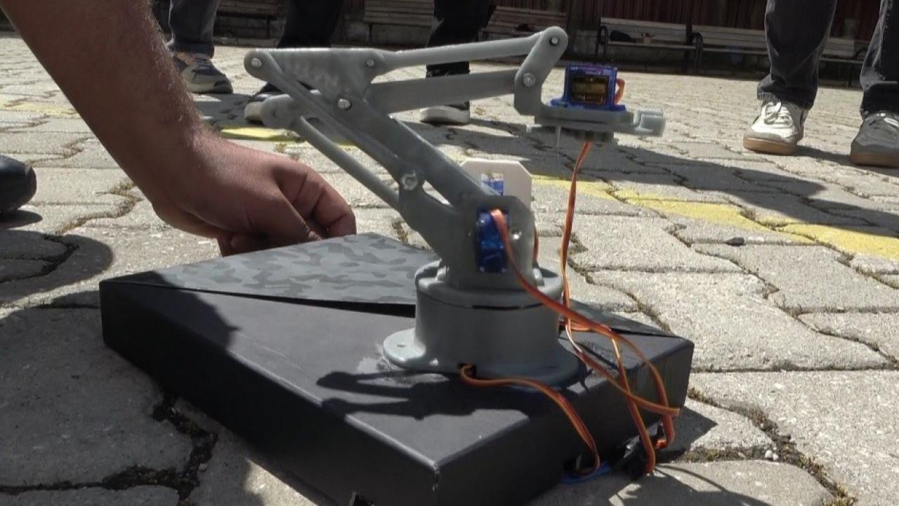 Lise öğrencileri mayın toplayan akıllı robot kol yaptı