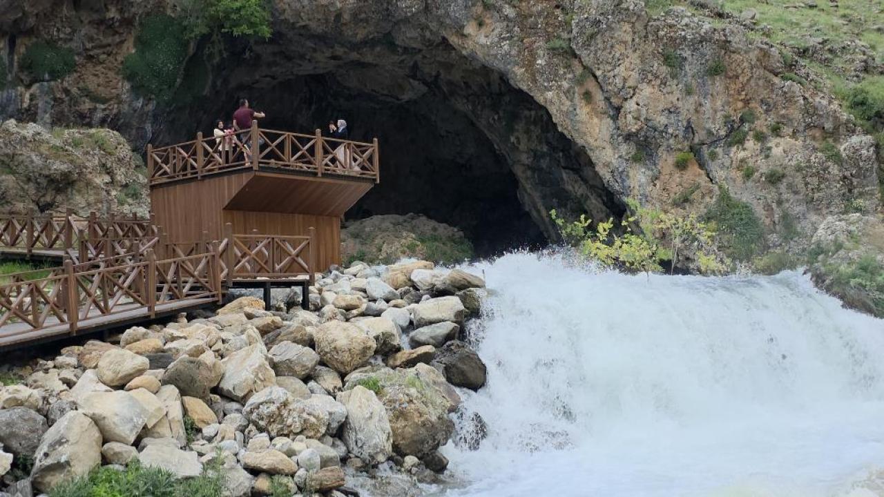 Mağaradan çıkan doğal kaynak suyu büyülüyor