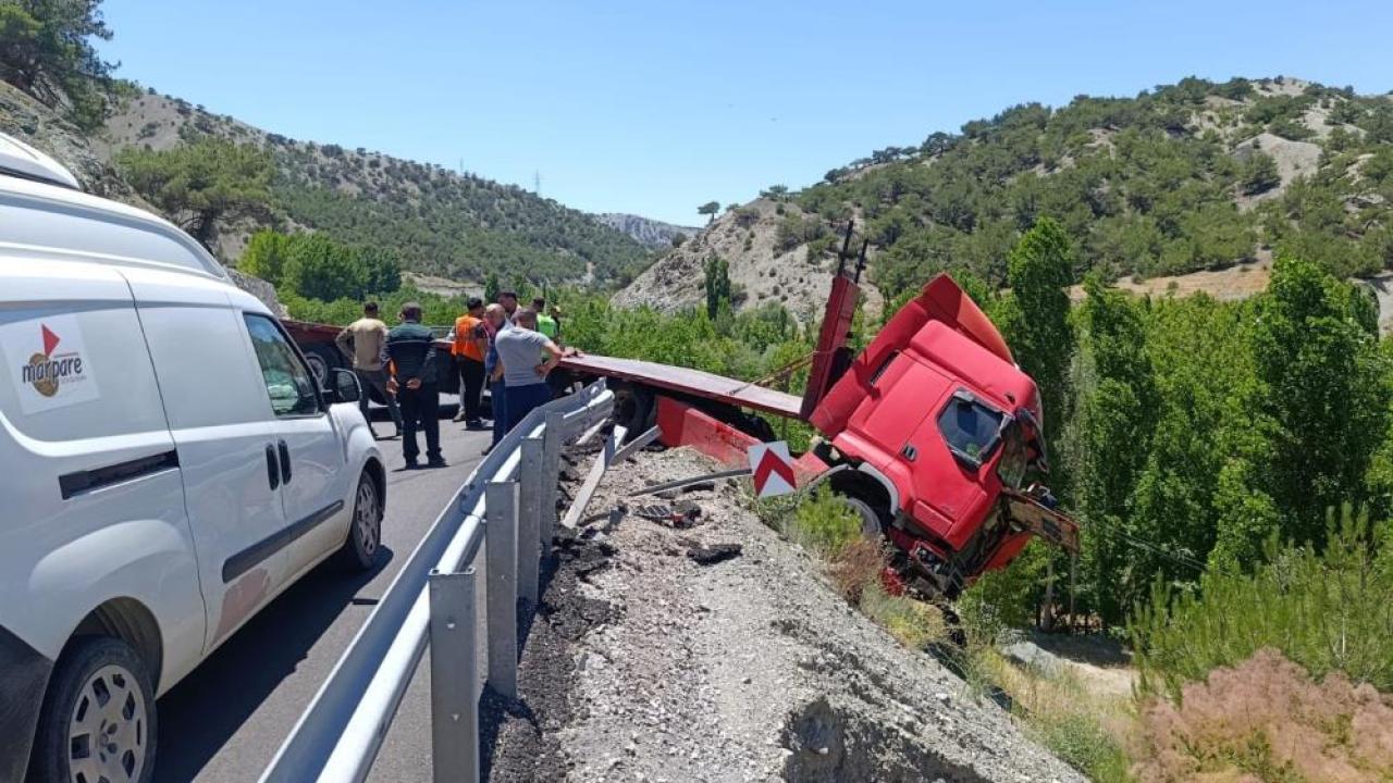 Malatya'da kaza yapan çekici bariyerlerde askıda kaldı