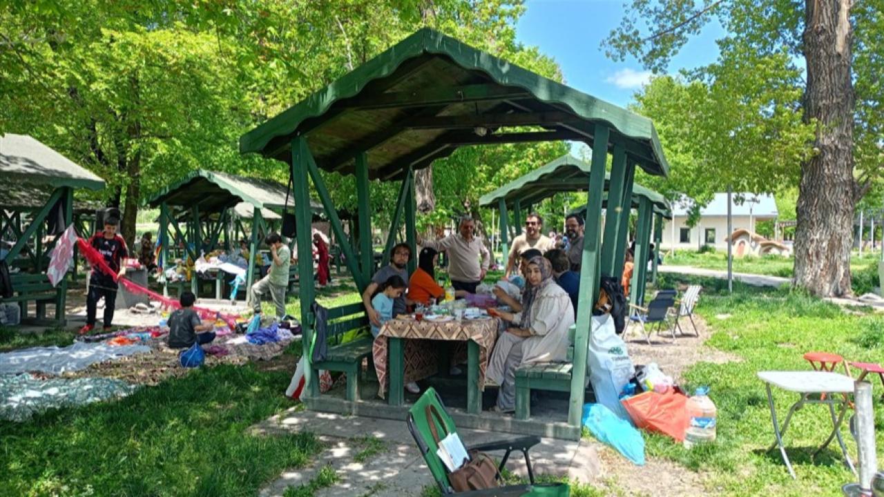 Masal Parkı cıvıl cıvıl