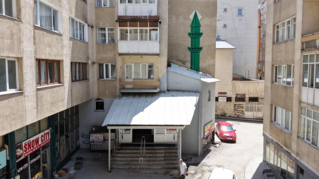Minareye yer bulamayınca duvara tasarladılar