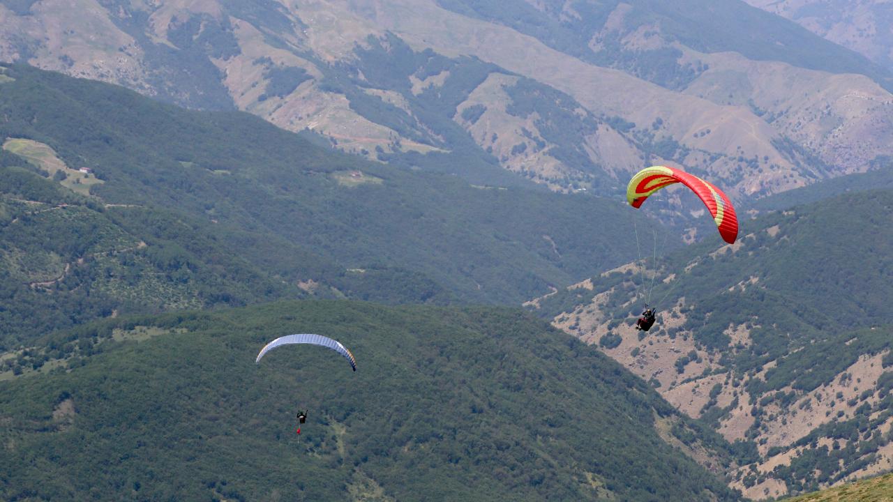 Muş semaları yamaç paraşütüyle renklendi