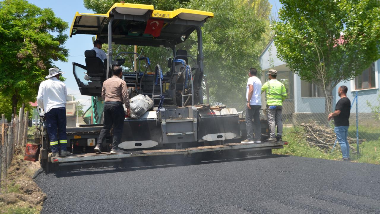 Muş'ta ekipler kavurucu sıcakta köy yollarını asfaltlıyor
