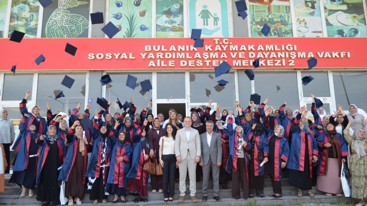Okuma yazma öğrenen kadınlar kepleri fırlattı