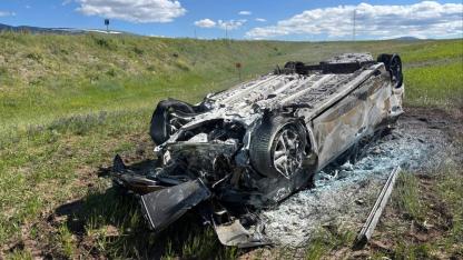 Kars'ta devrilip alev alan aracın sürücüsü son anda kurtarıldı