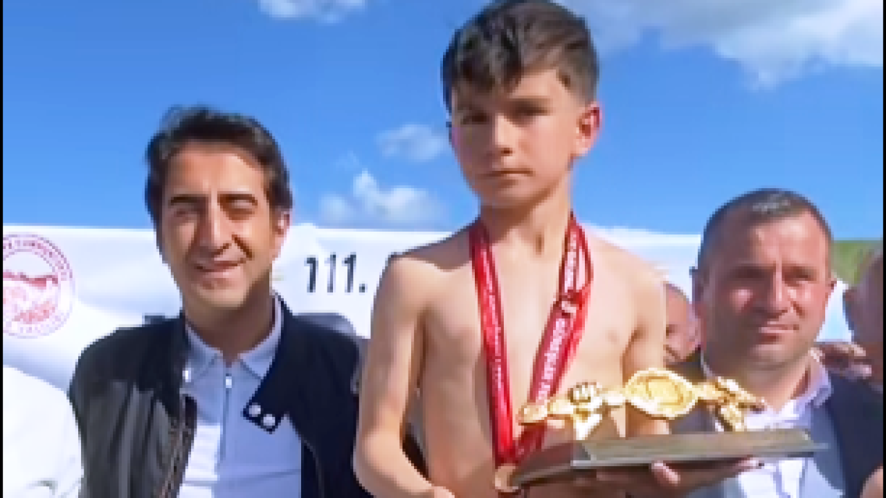 Sarıkamış’ın minik pehlivanı zirveyi bırakmıyor