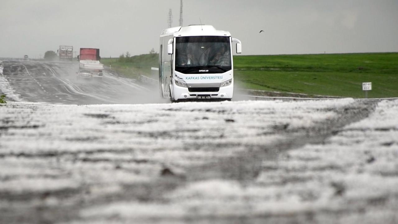 Sarıkamış’ta dolu yağışı ortalığı beyaza bürüdü