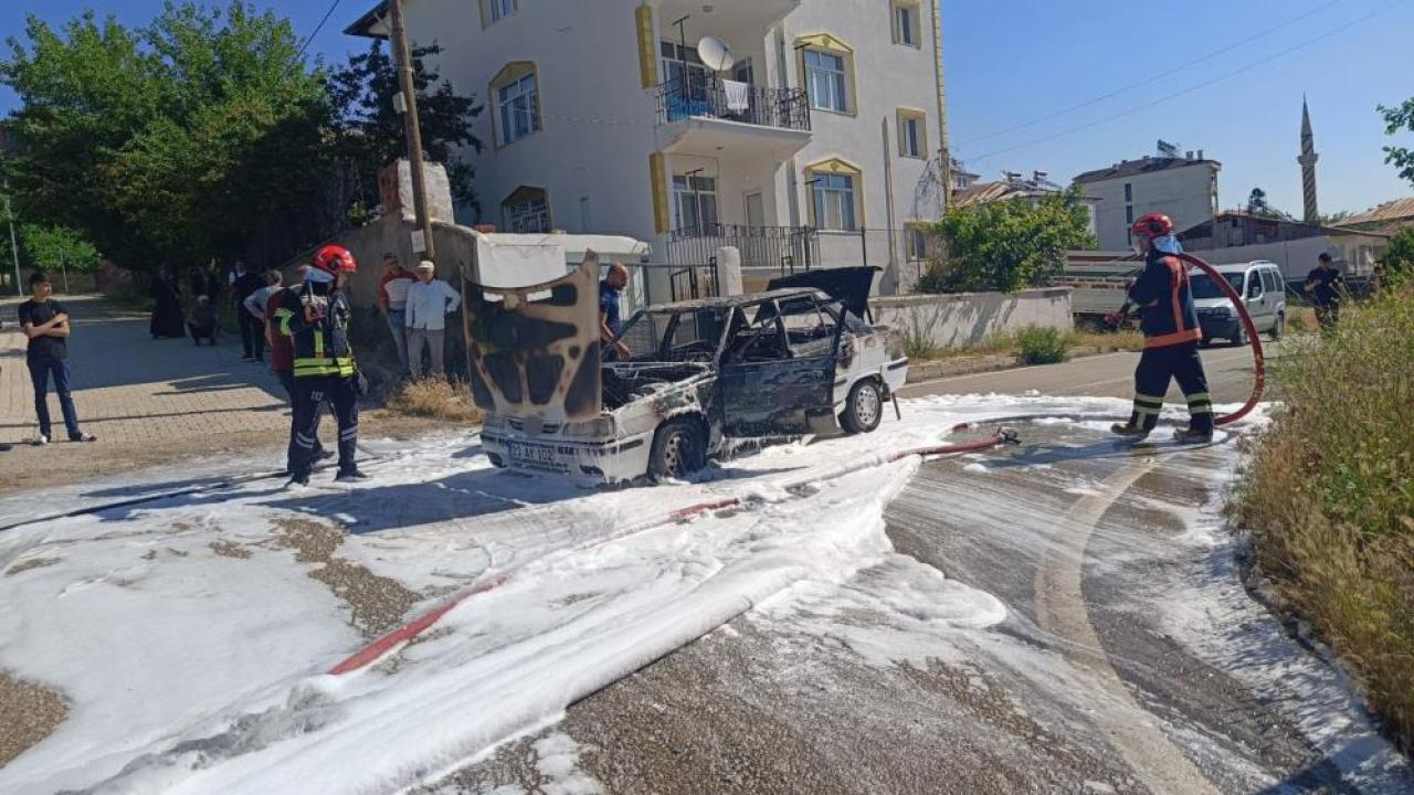 Seyir halindeki otomobil alev aldı