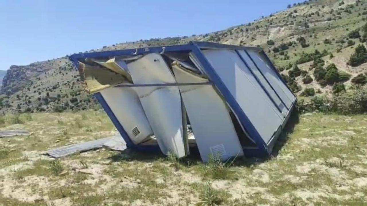 Şiddetli rüzgar konteyneri yerinden kopardı