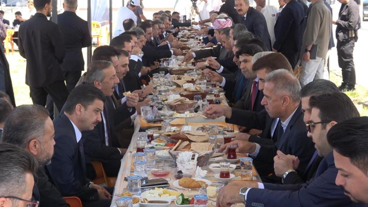 Sınırları aşan dev kahvaltı sofrası