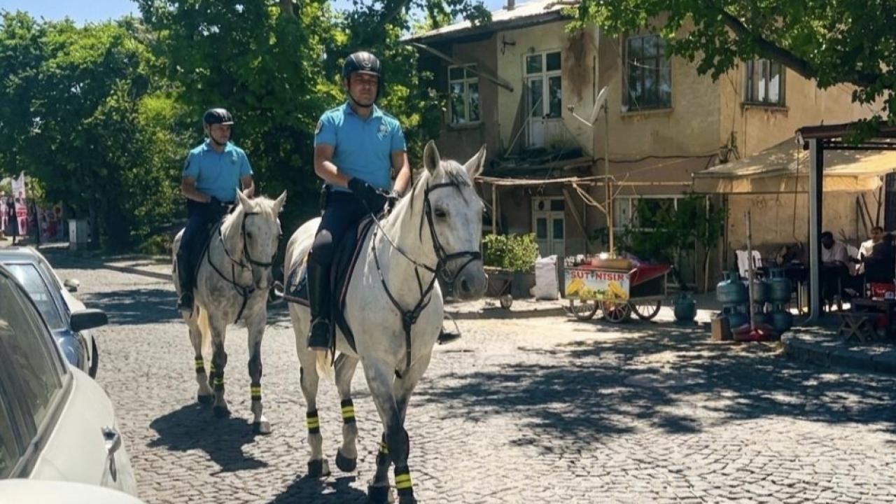 Tarihi Harput sokaklarında atlı jandarma devriyesi