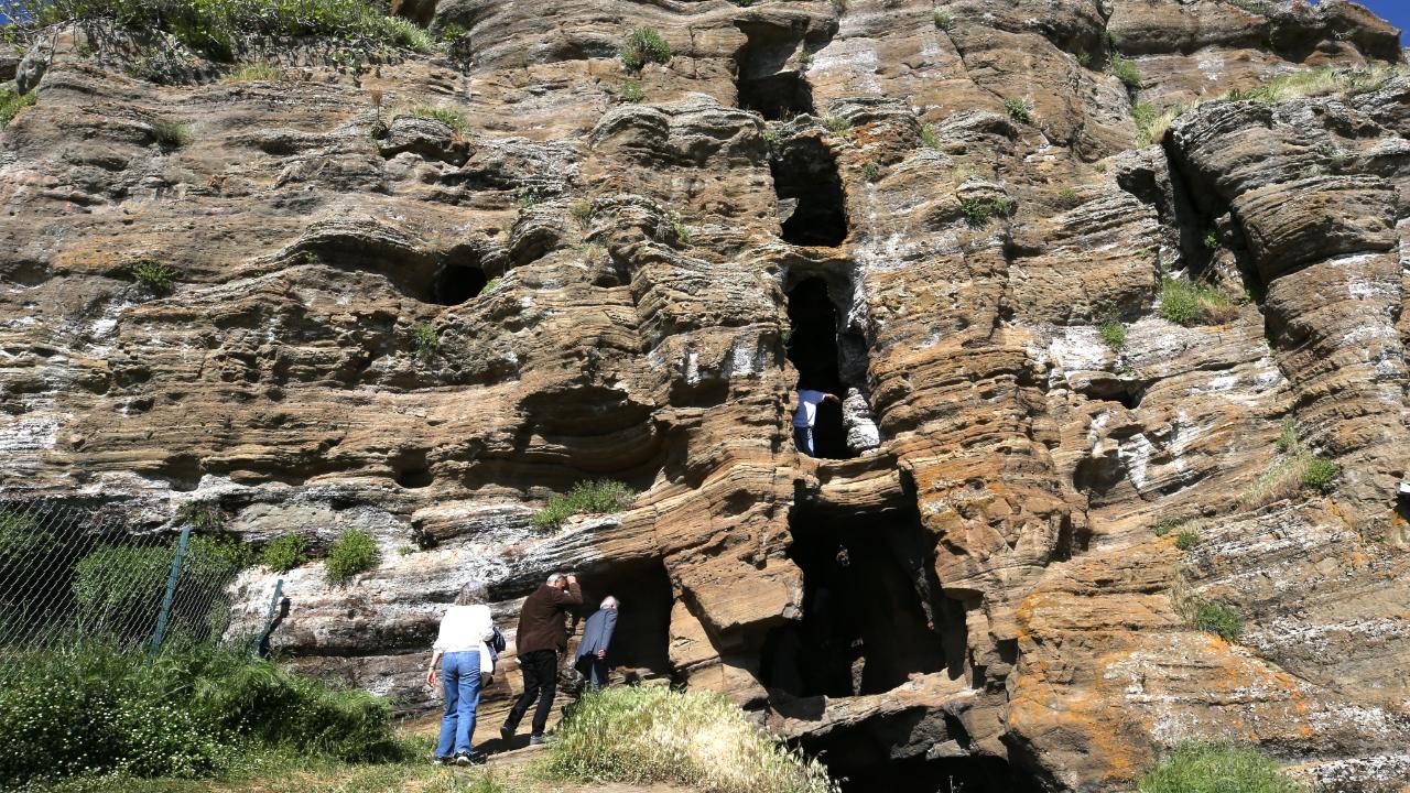 Tatvan'da kayalıklara oyulan zaviye