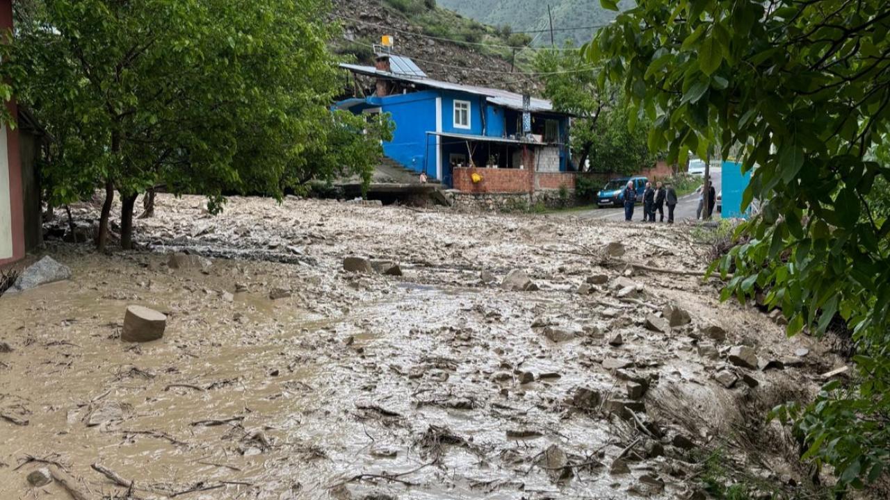 Tortum’da heyelan ulaşımı vurdu
