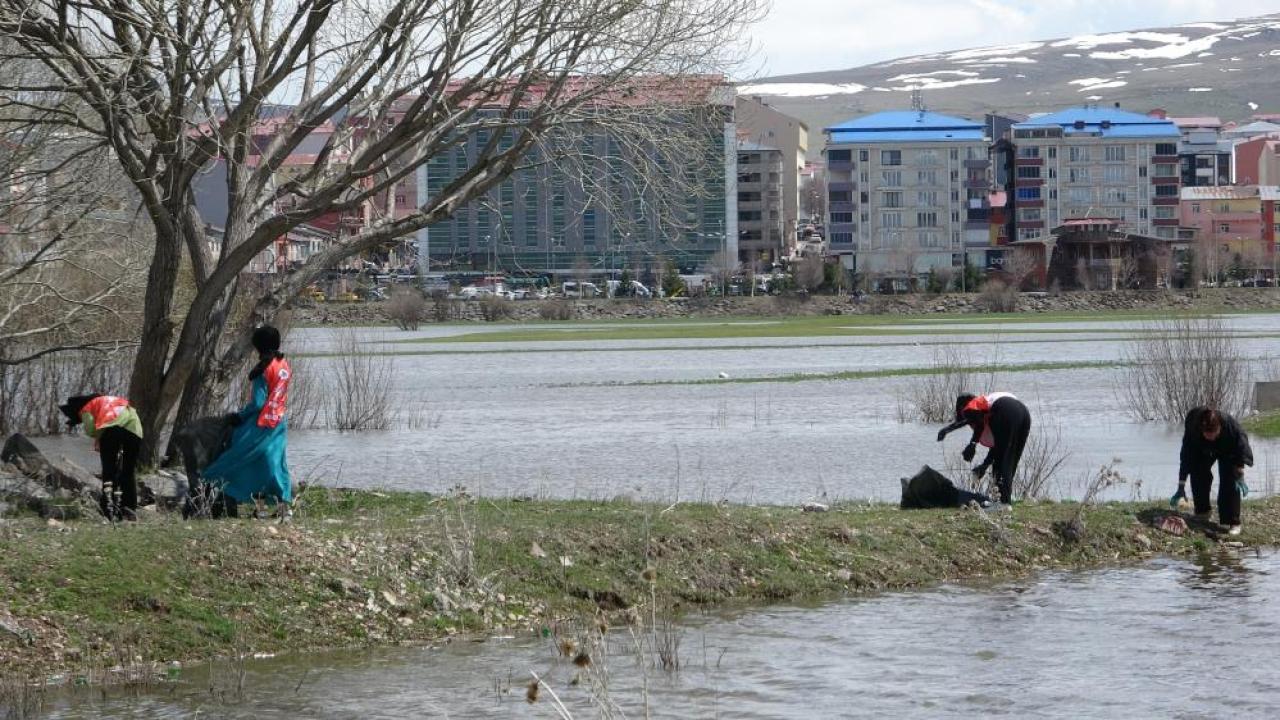 Üniversite öğrencileri, Kura Nehri çevresinde çöp topladı