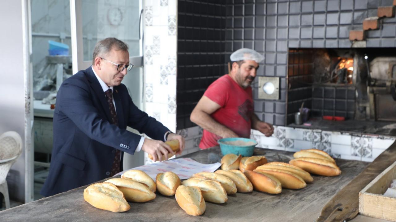 Vali Polat esnafla buluştu, sıcak ekmeğin tadına baktı