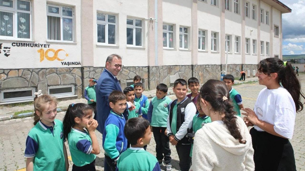 Vali Polat okul ziyaretlerine devam ediyor