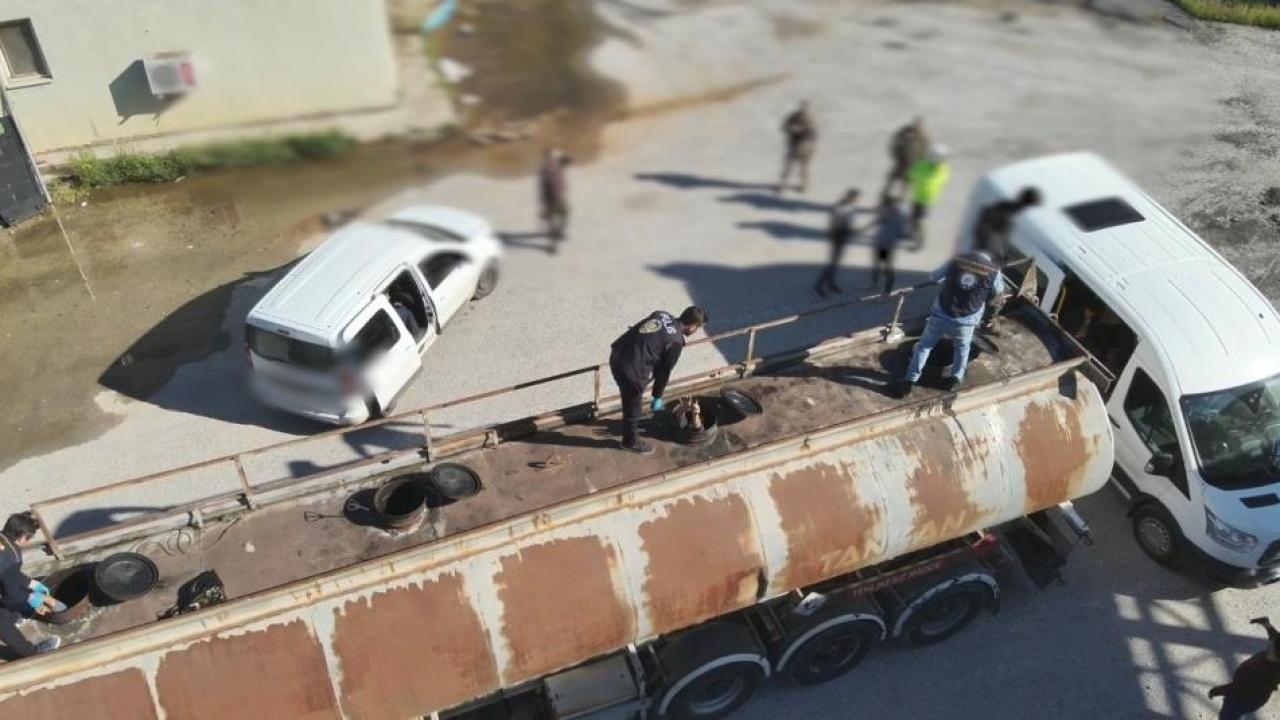 Yakıt tankerinin içinden 30 kaçak göçmen çıktı
