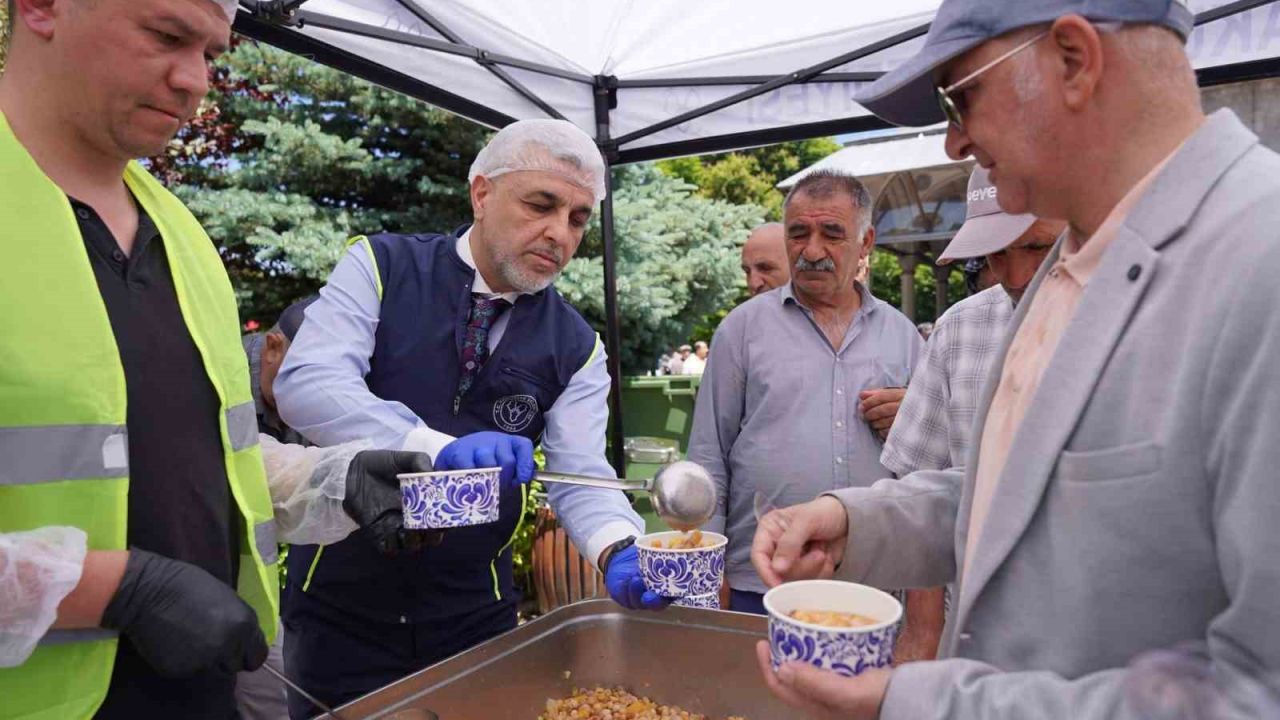 Yakutiye Belediyesi Cuma Namazı çıkışı aşure dağıttı