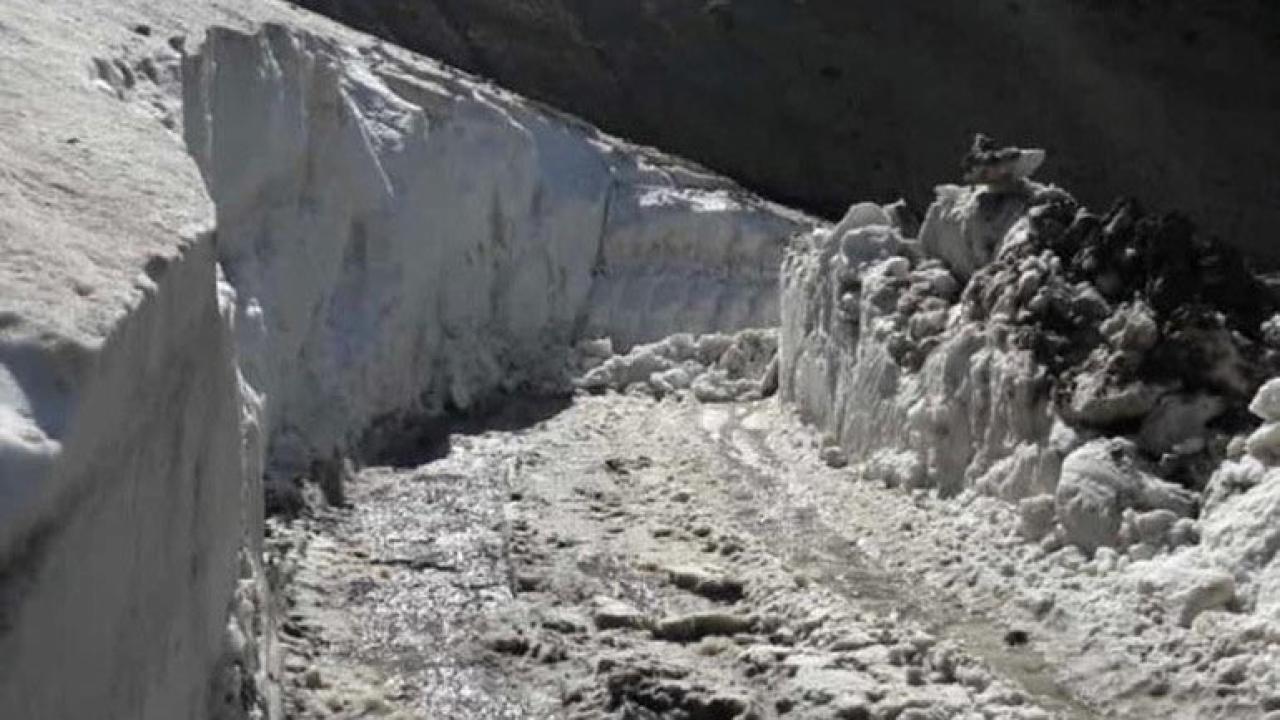 Yayla yolundaki, kar kütleleri iş makineleriyle temizlendi
