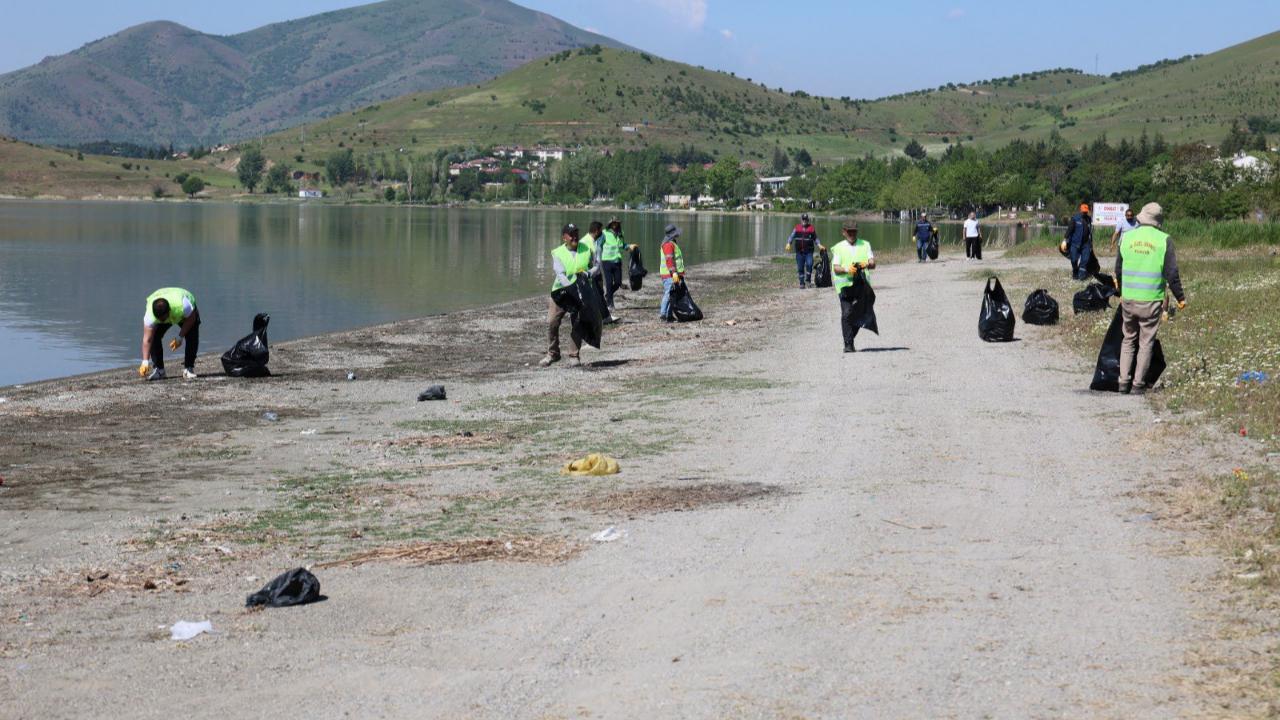 Yaz öncesi Hazar Gölü’nde büyük temizlik 12 ton çöp toplandı