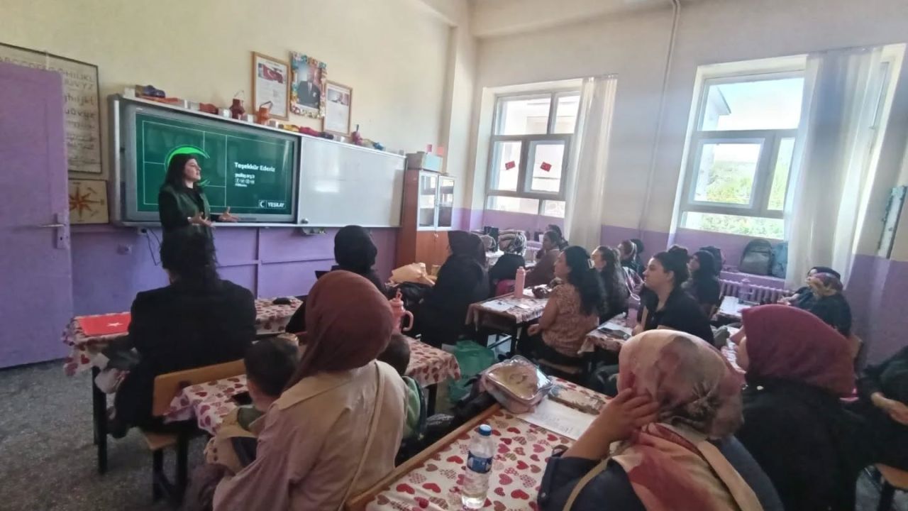 Yeşilay Kars Şubesi’nden velilere bağımlılıkla mücadele eğitimi