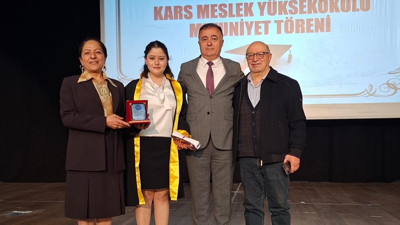 Yüksekokul birincisine ödülünü rektör yardımcısı ve ailesi verdi