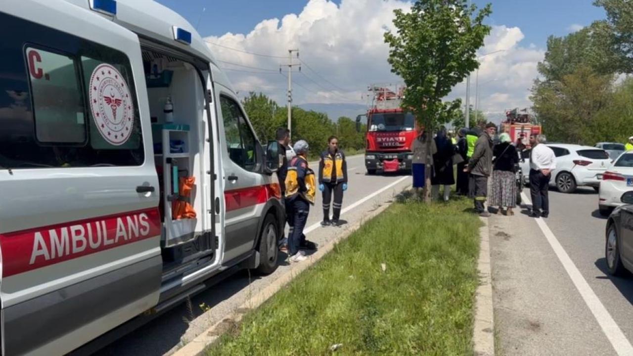 Zincirleme kazada araç alev aldı