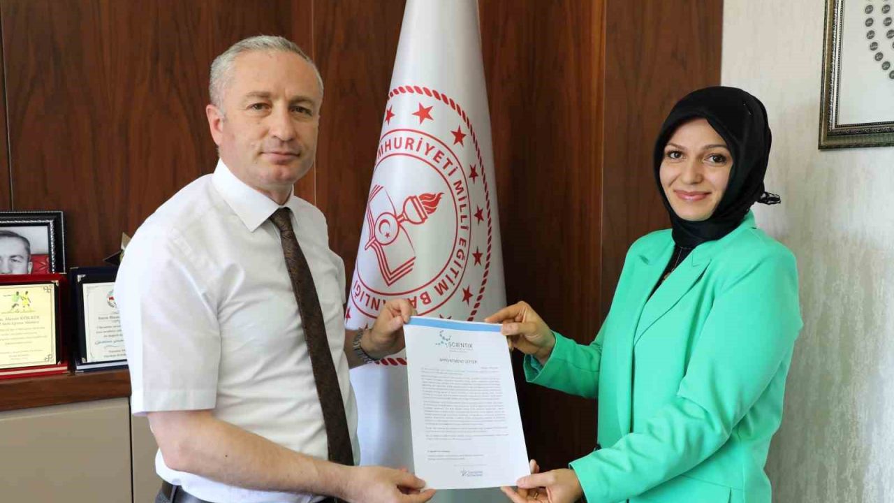 Ağrı Milli Eğitim Müdürü Kökrek, Scientix Elçisi Özmüş’ü tebrik etti