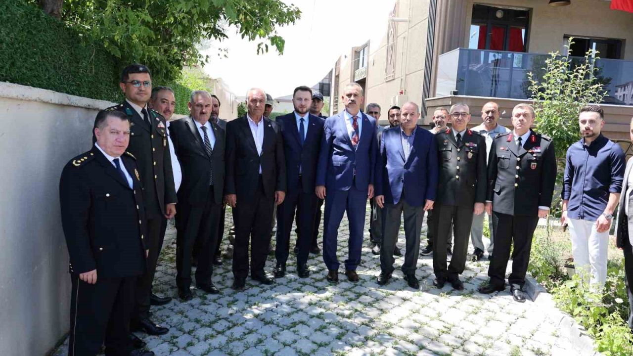Ağrı Valisi Bozkurt’tan 15 Temmuz gazisi Yusuf Balıkçı’ya evinde ziyaret