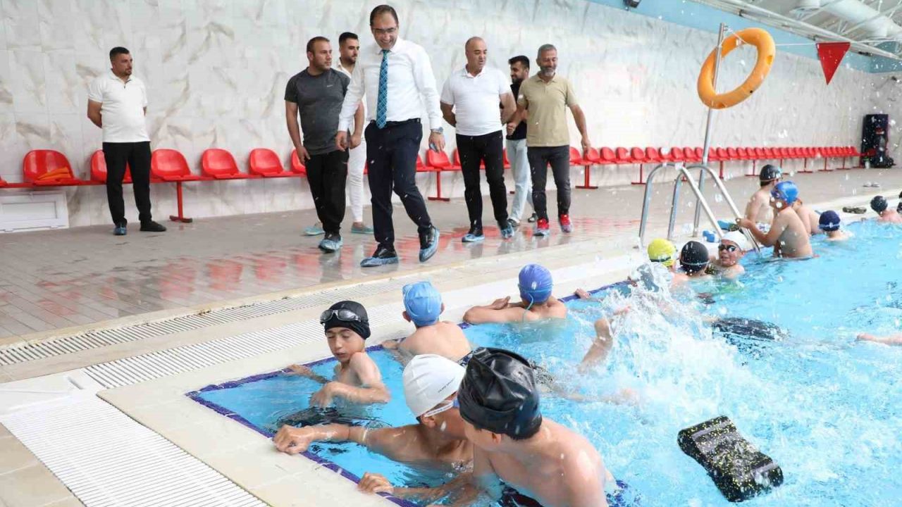 Ağrı’da çocuklar "Yüzme Bilmeyen Kalmasın" projesiyle havuzla buluşuyor