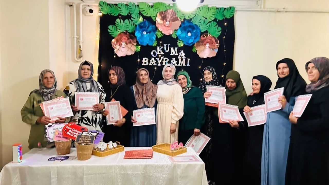 Ağrı’da okuma yazma öğrenen kadınlar için Okuma Bayramı düzenlendi