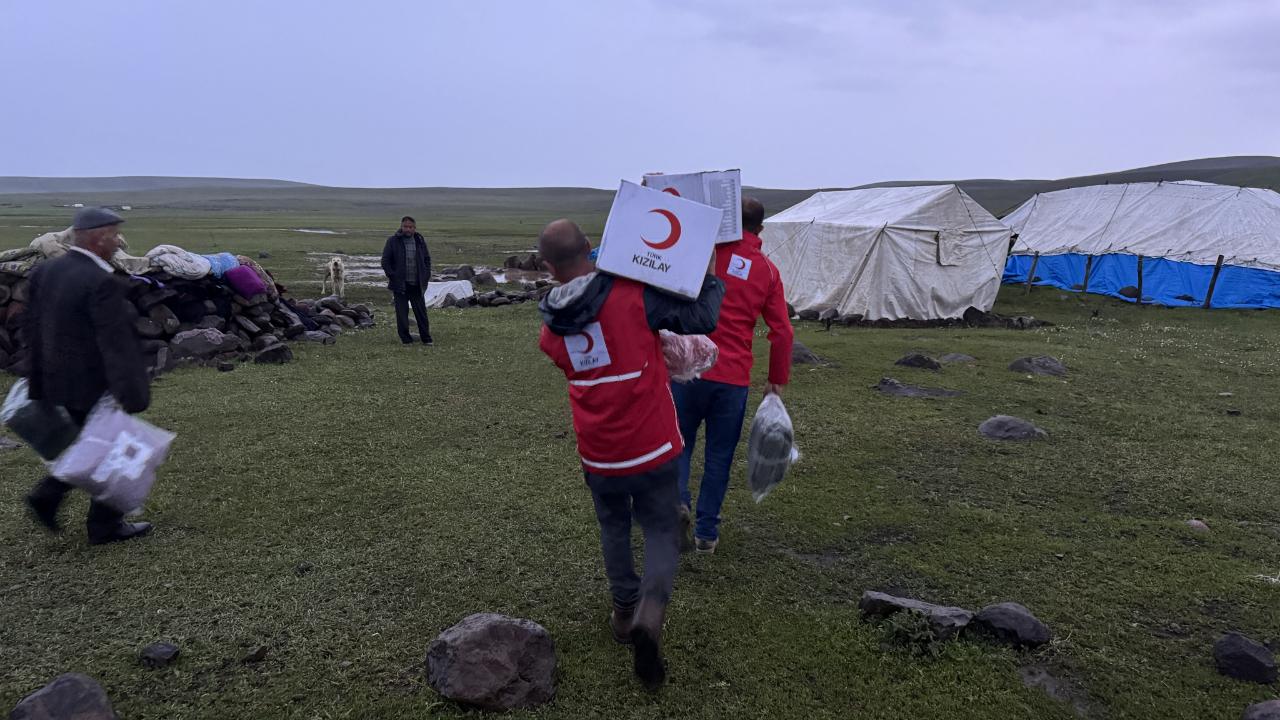 Ağrı'da selden etkilenen göçer ailelere Kızılay desteği