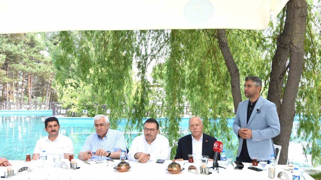 AK Parti Erzurum teşkilatı hizmetleri değerlendirdi