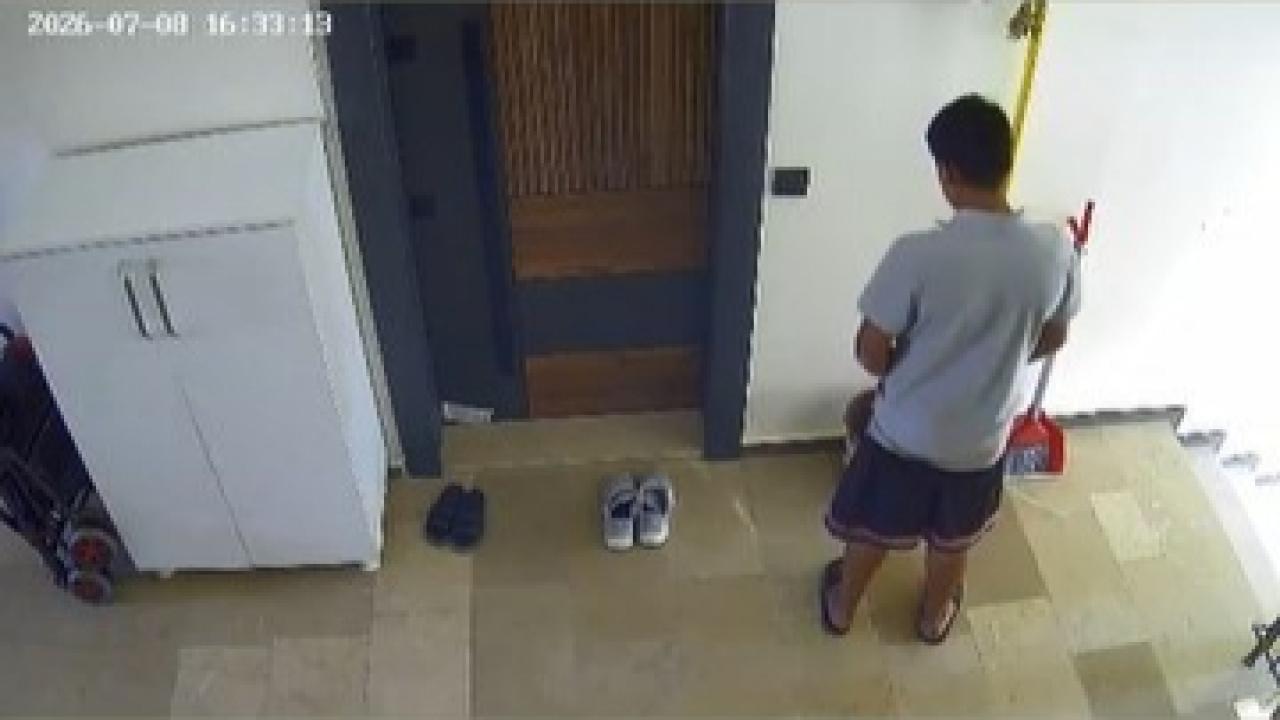 Apartmanda çöp kovasına idrarını yaptı, kameraya yakalandı