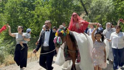 Atlı gelin geleneği renkli görüntüler oluşturdu