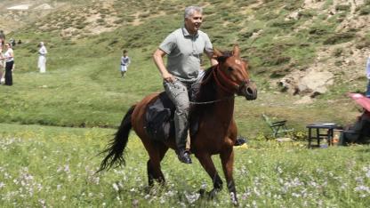 Bingöl Valisi Çelik festivalde, ata binip tırpan salladı