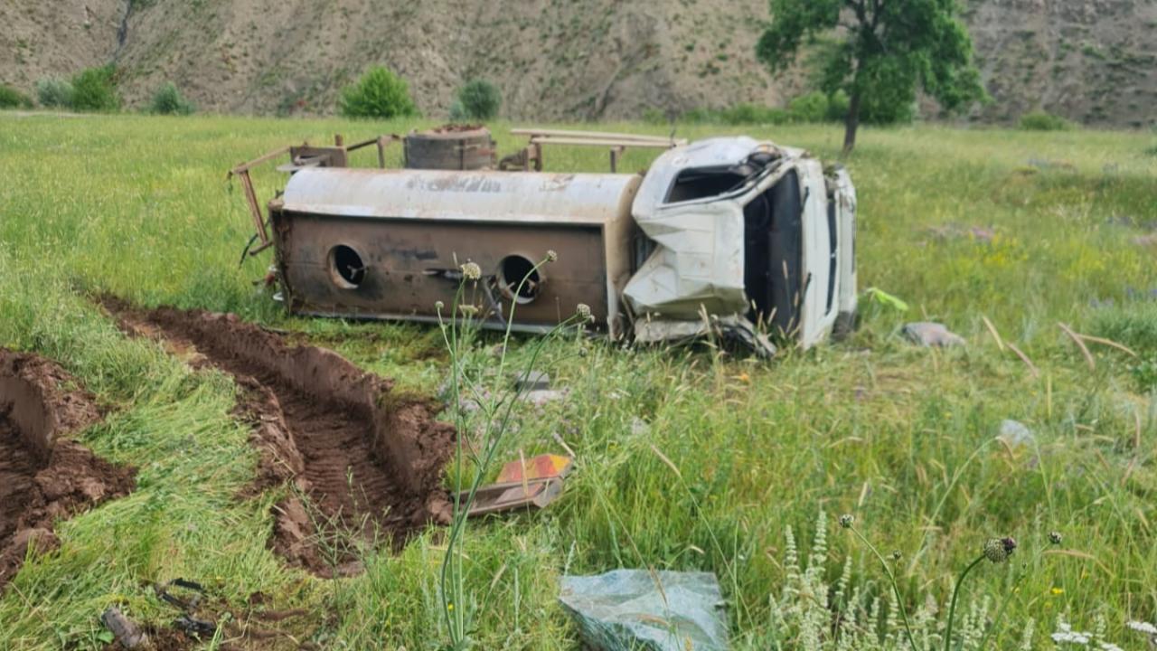 Bingöl'de su tankeri şarampole devrildi: 1 ölü, 1 yaralı