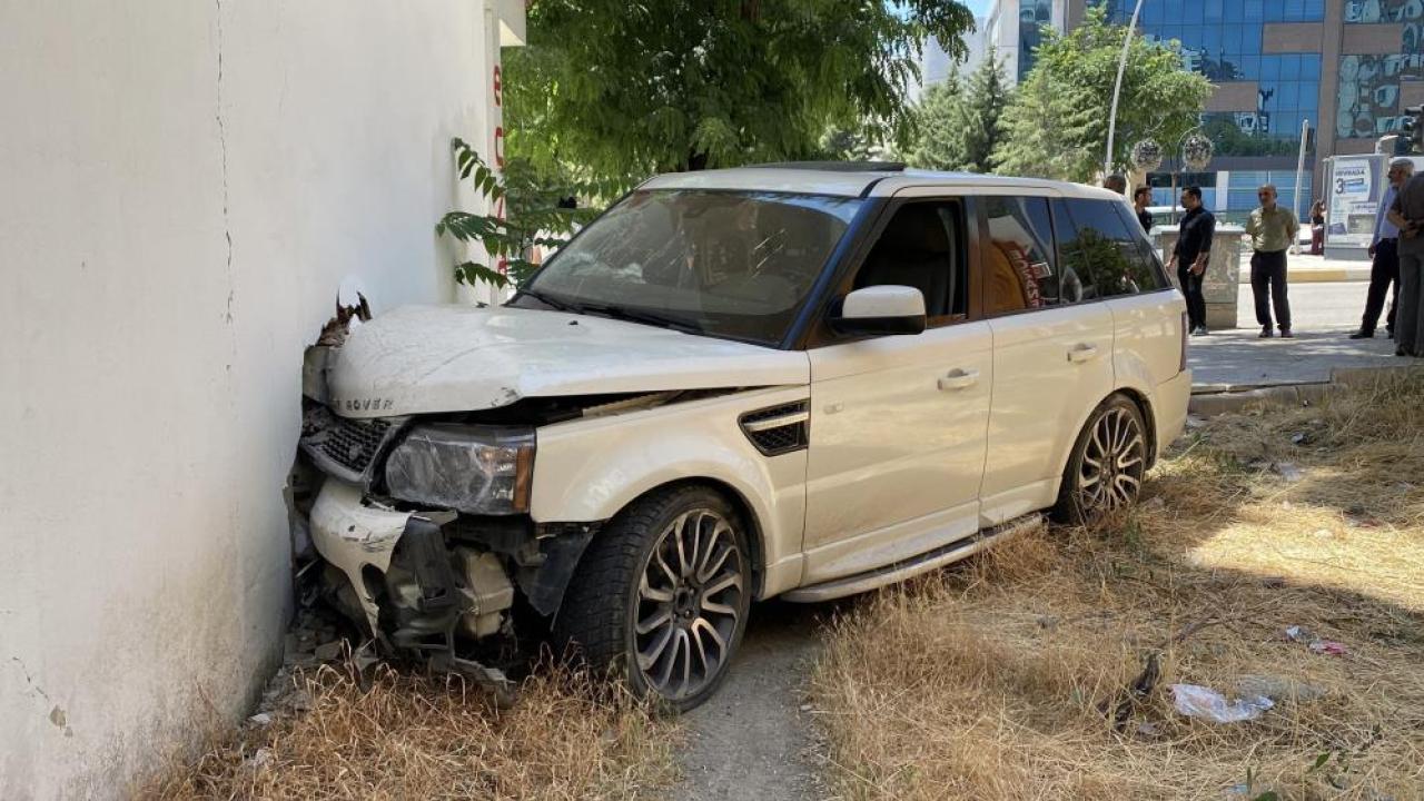 Elazığ'da kontrolden çıkan cip kaldırımdaki gence çarptı