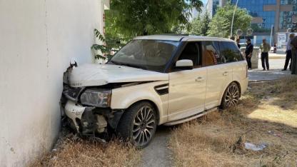 Elazığ'da kontrolden çıkan cip kaldırımdaki gence çarptı