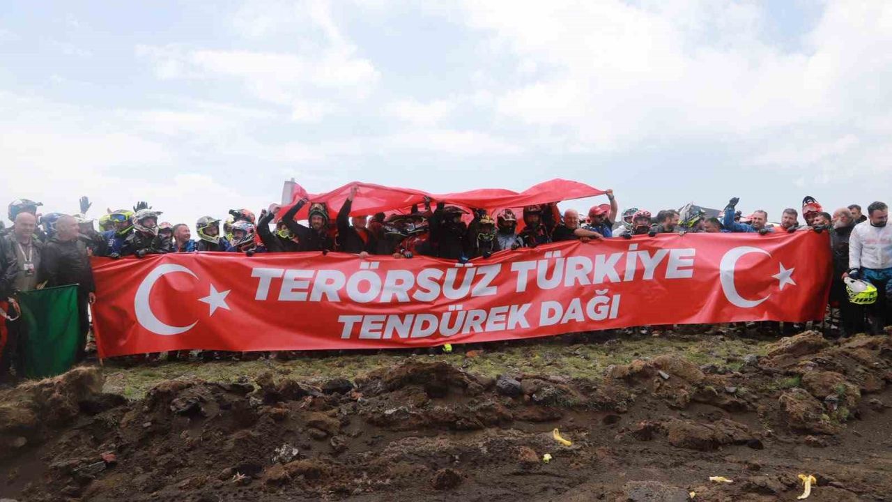 Enduro şampiyonasının finali Tendürek’te "Terörsüz Türkiye" pankartıyla başladı