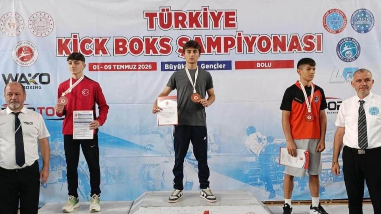 Erzincan kickboksta madalyaları topladı