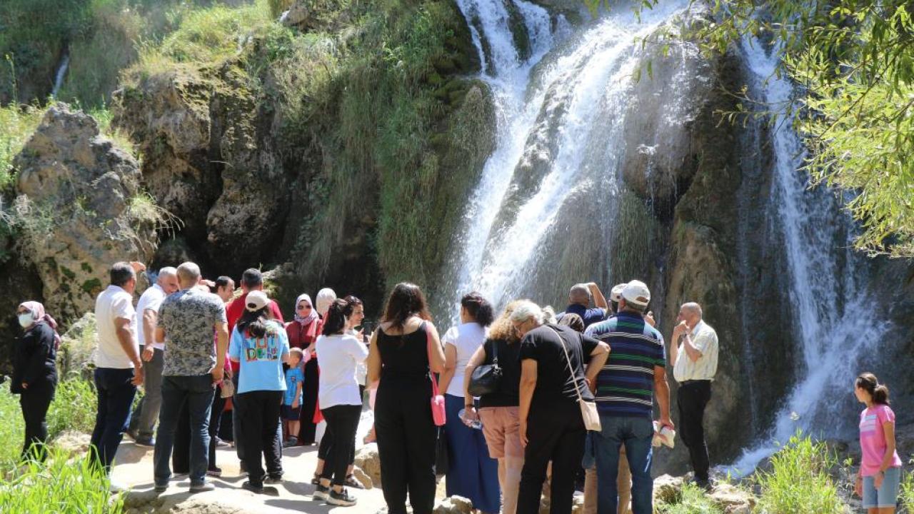 Erzincan'da sıcaktan bunalanlar Girlevik Şelalesi'ne koştu