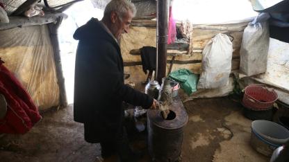 Göçerler temmuz ayında soba yakarak ısınıyor